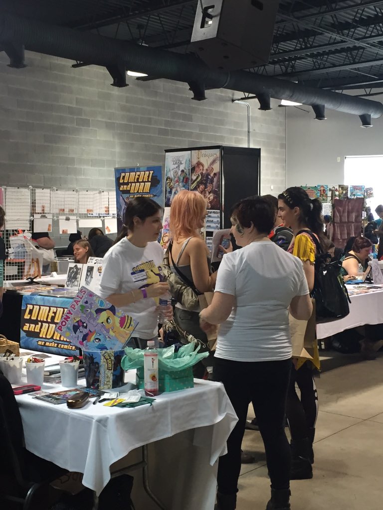 DearbornTV's tweet photo. Hanging out at #ComiqueCon today. #dearborn #greenbraincomics https://t.co/uDryO6H0Qh
