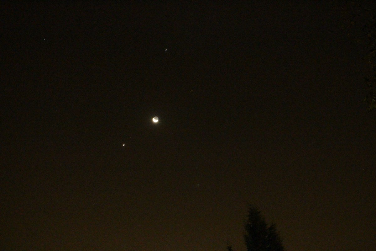 Bu gün sabah Ankarada saat 05.30 da Çıplak gözle Ayı .venüs ve jüpiteri bir arada görmek mümkündü.