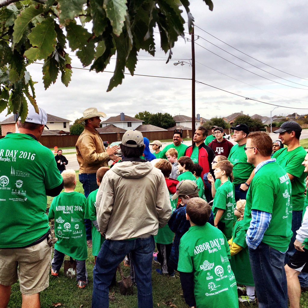 Ken_Oltmann's tweet photo. Lots of volunteers for #ArborDay tree planting in @murphytex! Staffer Danny Mayberry tells us how. https://t.co/li5326Cp9U