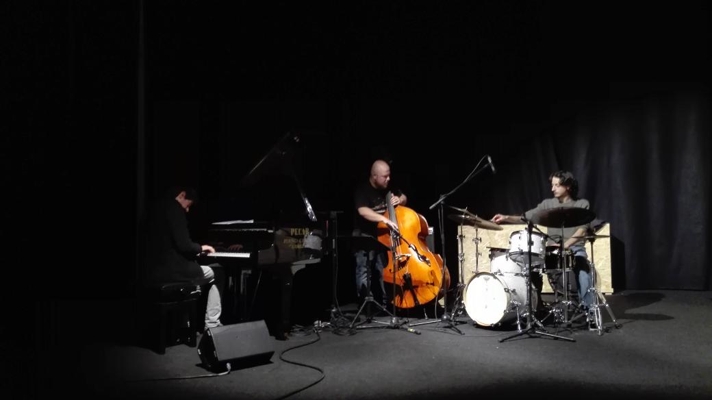 tscapitalecaffe's tweet photo. Sul palco di @tscapitalecaffe si saluta il jazz grazie alle note del TRIO JAZZ DEL FORMICAIO! #jazz #caffe https://t.co/wLvsKdDQ8K