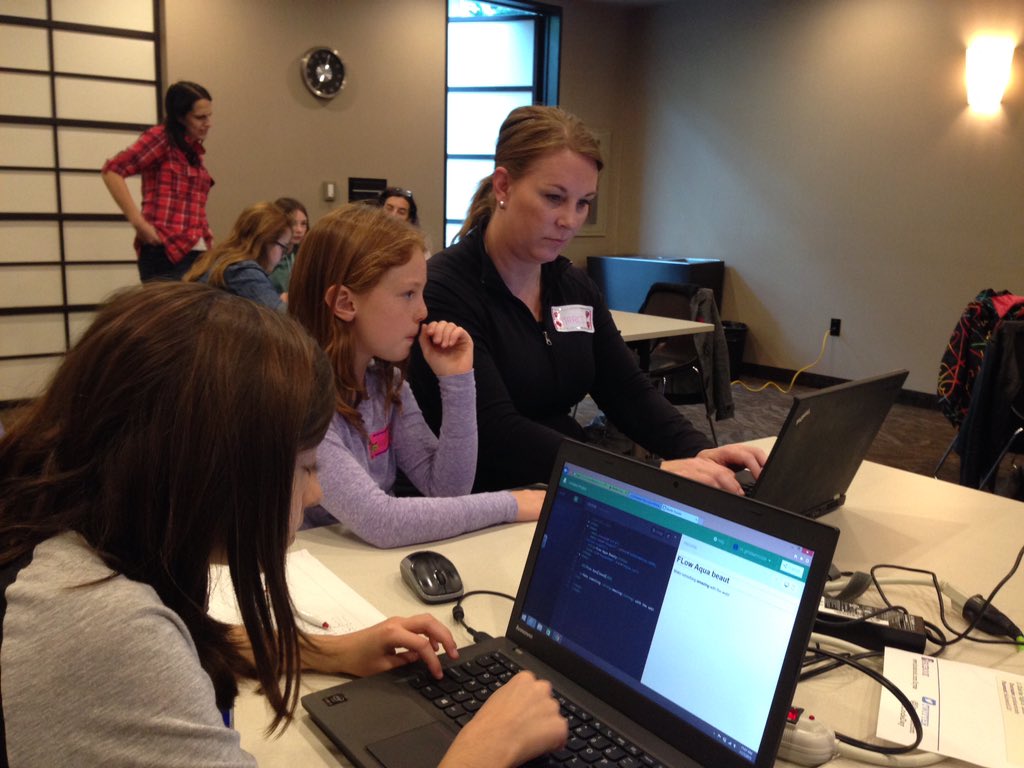 DavidsonRaiders's tweet image. Raider girls learning to code at the U of S! #uptocode