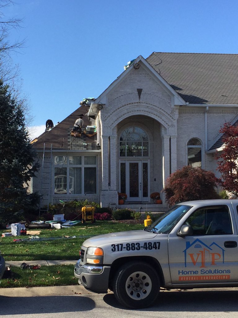 VIPIndy's tweet image. 12 Roofers, 8 Large pizzas from Dominoes and a beauty full fall day. Doesn't get any better than that.