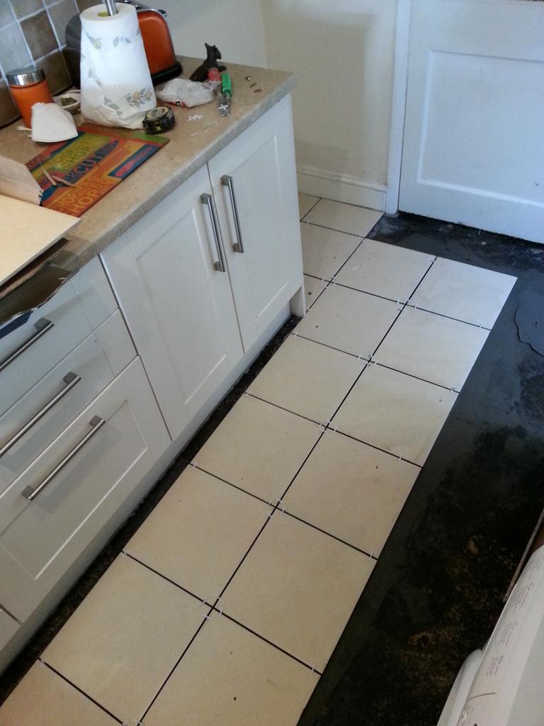 SmaltoUK's tweet photo. Just started another tile installation in Derby. Watch this space as it progresses. #porcelain #tiling #derby https://t.co/WUYr6jfLCk