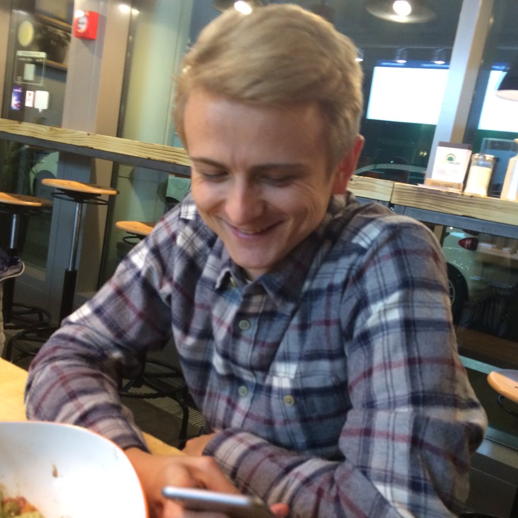 ShantiJoanTan's tweet photo. Wir haben uns gefragt wie die Fotos von Asiaten aussehen, wenn sie 'ne Sehenswürdigkeit fotografieren. So? 😅 https://t.co/C4i7U0JYyM