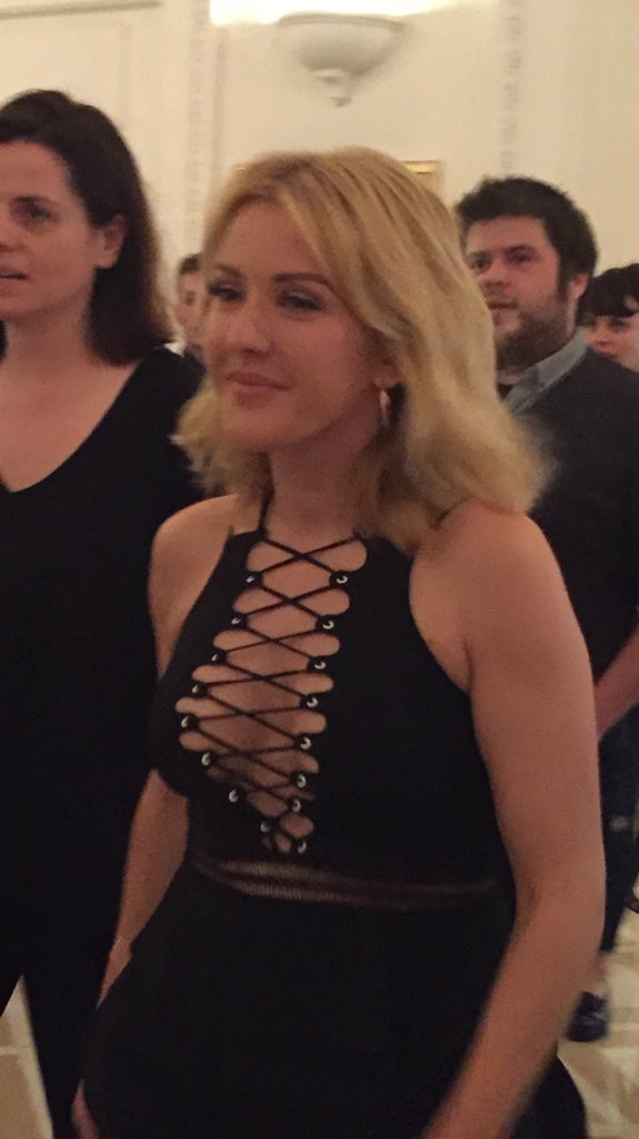 isa_de_monaco's tweet image. Messieurs je vous laisse apprécier le décolleté d'@elliegoulding !!
#SUPERBE ❤️
@nikosaliagas @NRJMusicAwards #NMA