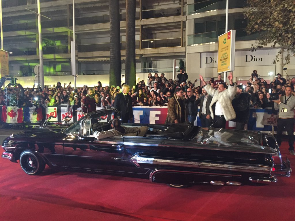 NRJBelgique's tweet photo. Toute l'équipe de @cauetofficiel débarque sur le tapis rouge des #NMA en mode Hollywood ! #NRJbe https://t.co/wGjIp4vdVw