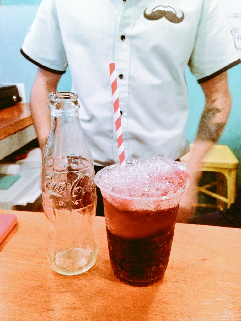 FTS_MAG's tweet photo. ¿Flotante de #Mezjamaica con coca o Calabaza en tacha? En @Bigotesdeleche #Helados #FTMagazine #LaDelValle #Foodporn https://t.co/pqeFvroIIP
