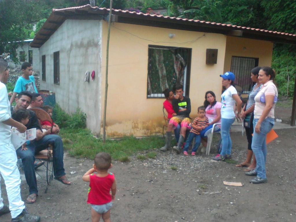 portuguesappt's tweet photo. PPT/Casa por casa con la candidata a la AN @zandra_00 @patriaparatodo1 @la_iguanatv #GPP #YoVotoPorLosDeChavez https://t.co/jN2nsBLkVk