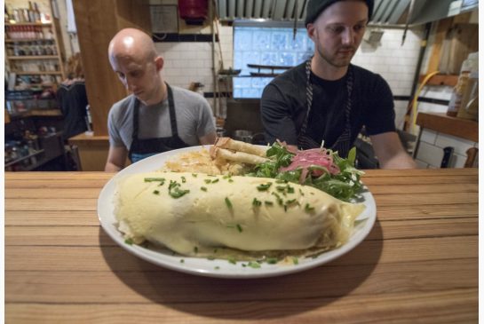 TorontoStar's tweet photo. Up early with the chefs of @TheRivoliTO, the @TorontoFederal and @coreymintz #kitchentemp
https://t.co/WBh9xyZWoV https://t.co/lSyYG1NRMn
