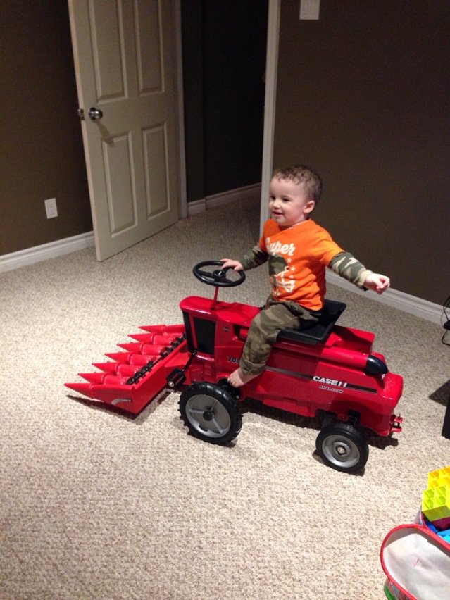 Berlett_Farms's tweet photo. Jase says Dad your taking to long getting corn off I'll fire up my 7088 and help you out #corn15 https://t.co/FDaqYUVWT3