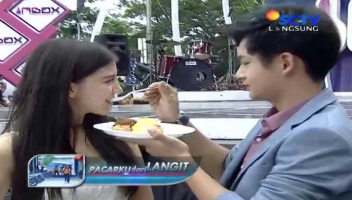 SCTV's tweet photo. Romantis banget @RandyMartin98, suapan tumpeng pertama buat @cassandrasleee. #RandyCassieatInbox #PacarIstimewa https://t.co/dQAGrKVOOf