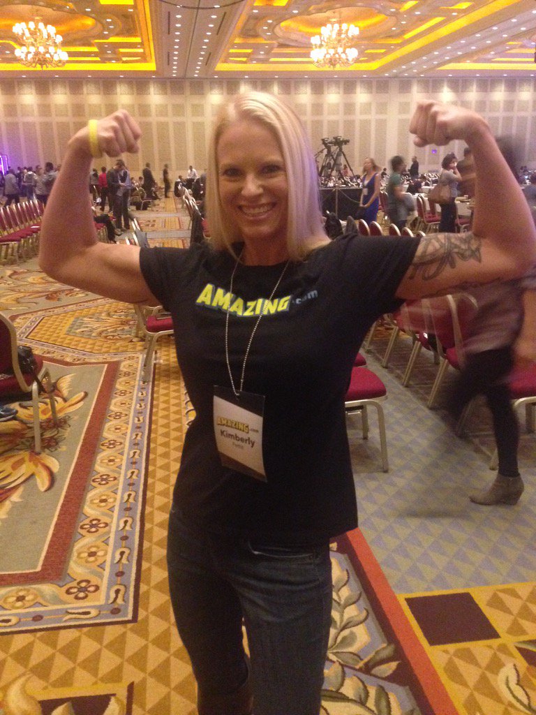 1LegendSparrow's tweet photo. I am Amazing!! Haha #asm #AmazingSummit #amazing.com #asm5 more like a dork hah😜😜 But check out those guns!! https://t.co/9foS3MHhOi