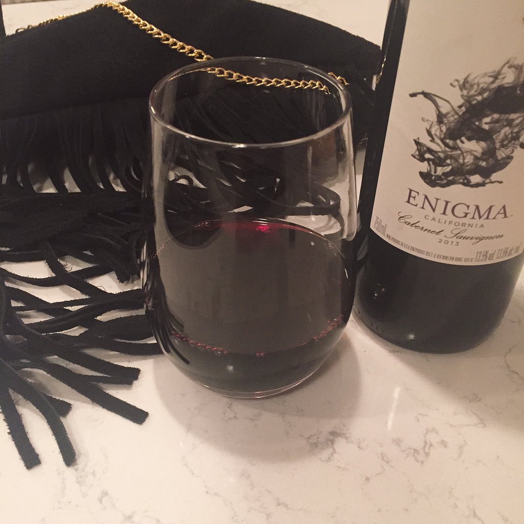 DaintyGirl_TO's tweet photo. Starting my Saturday night with some vino at home 🍷👌 #HowIntriguing https://t.co/UaXFk8OIZ6