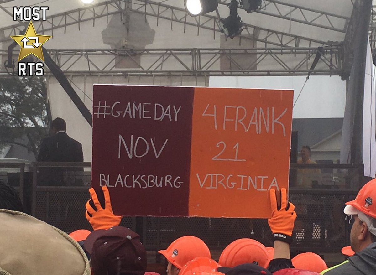 CollegeGameDay's tweet photo. The most RT’d @pizzahut #SignUpForGameDay sign. https://t.co/Q2onLbrVrO