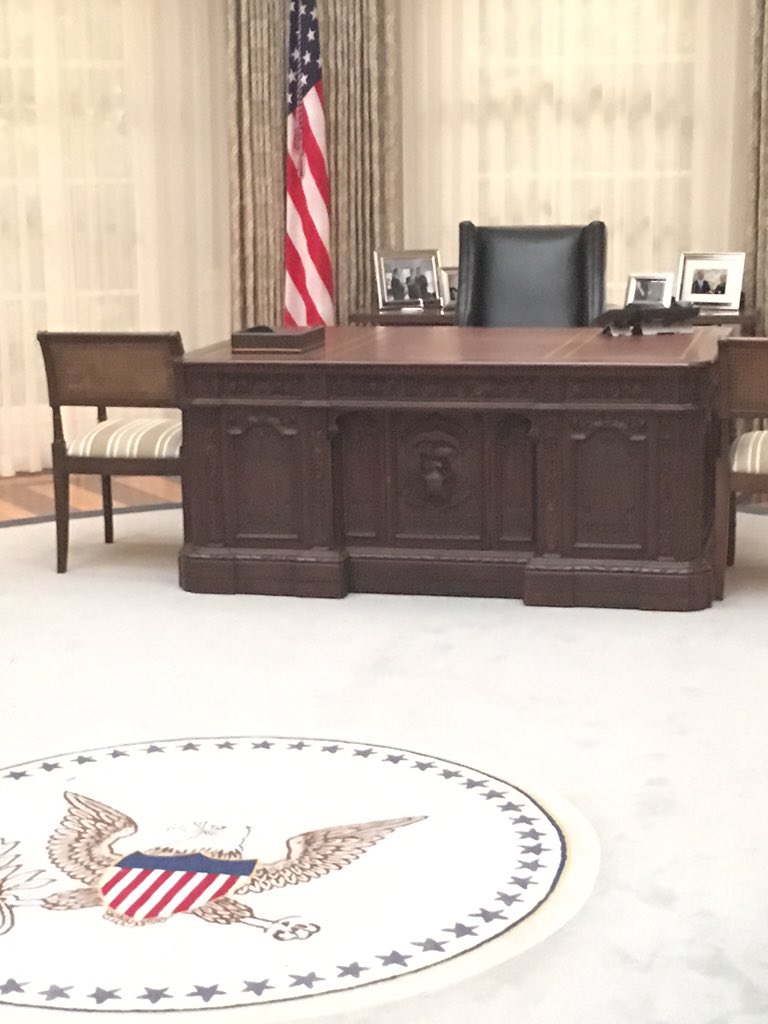 TVWEEKmag's tweet photo. Guess whose White House we are in? #HouseofCards #OvalOffice #checkoutthephotos #BaltimoreSet https://t.co/hX6gy0BE5Y