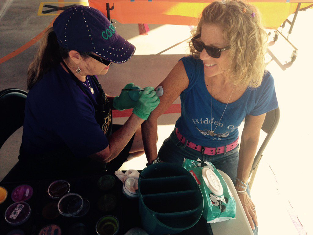 myexceptionalpk's tweet photo. #fallfestival #fun @hiddenoaksES with ms. Robin @reduk8r1 and "cookie"! 😆🎨 https://t.co/VqsYbGfXoa