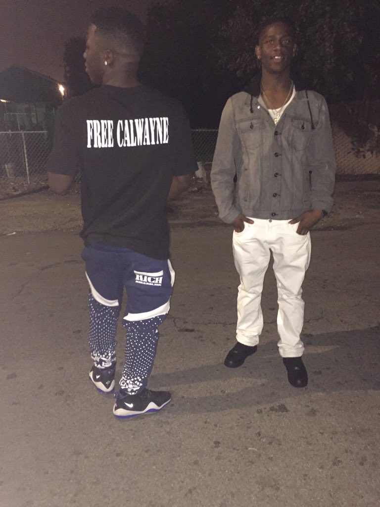 NP00333's tweet photo. Posted on EBlock @103Emoe wit my nigga @_eazymoney last night we missing lil bro #ByipEmoe #FreeCalwayne https://t.co/6XYRi0K2ri