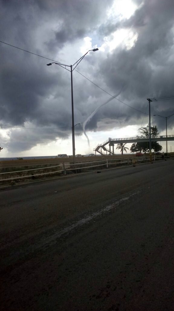<a href="/ActualidadRT/">RT en Español</a>  #ATENCION Espectacular #TrombaMarina vista en Santo Domingo Este. llueve fuerte