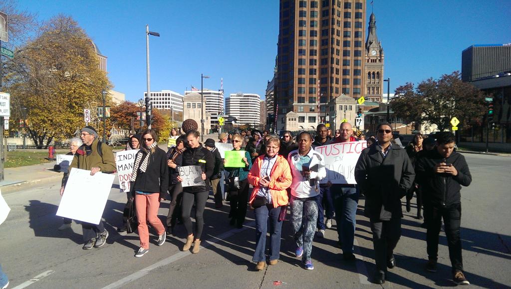 reyes_lay's tweet photo. Presiding Bishop and Administrator of the @ecc_opb marching for #JusticeforDontre and #BlackLivesMatter #CTA2015 https://t.co/XDwChrmC5s
