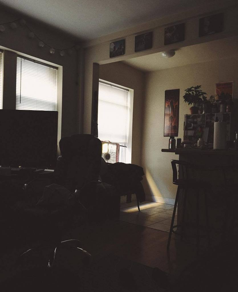 drabist's tweet photo. I sold my kitchen table. Tables are dumb. #kitchentable #goodbye #idontneedyou #vintage https://t.co/gbHvUpSGuw https://t.co/Rk0LPu6ODi