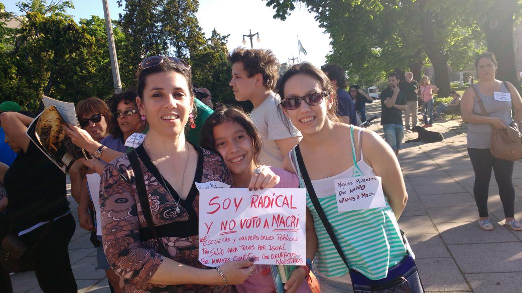 CelesMassera's tweet photo. Las Mujeres Platenses bancamos a #ScioliPresidente @fsaintout @SilNegrete @EstelaDiaz63 @gui__design @soyananegrete https://t.co/ZF80qBsiII