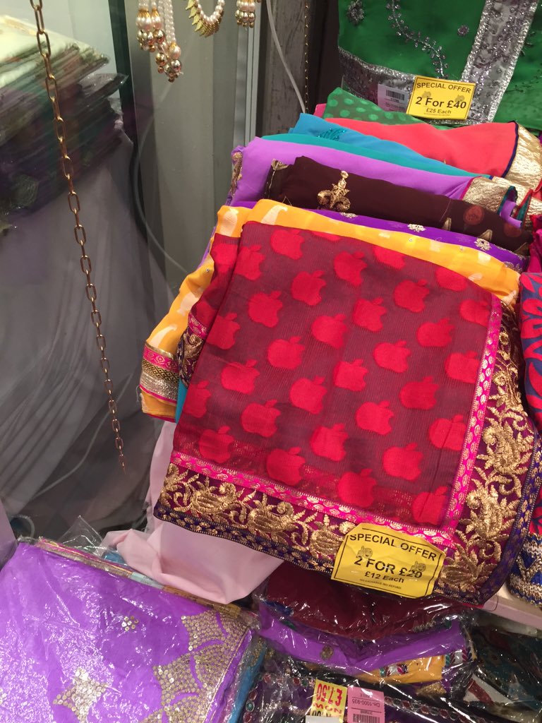 sonalilakhani_'s tweet photo. Apple saree anyone?! #Apple #Saree #Copyright #Desi #Venisons https://t.co/8zBkSD8B4R