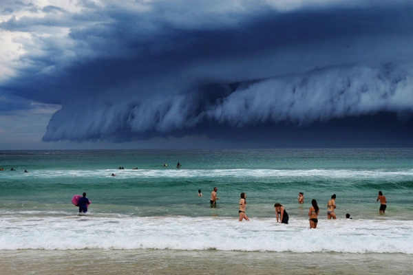 FansOfMH's tweet photo. @Dorsetghost what about this cloud in Sydney yesterday #cloudtsunami https://t.co/RZGeikb20K