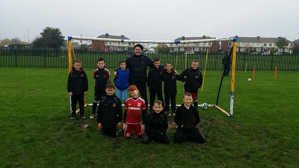 DormanstownJFC's tweet photo. Great sessions today with Mark Procter, prem player, kids all loved it despite the rain, UTD https://t.co/Ef2bkJg3XJ