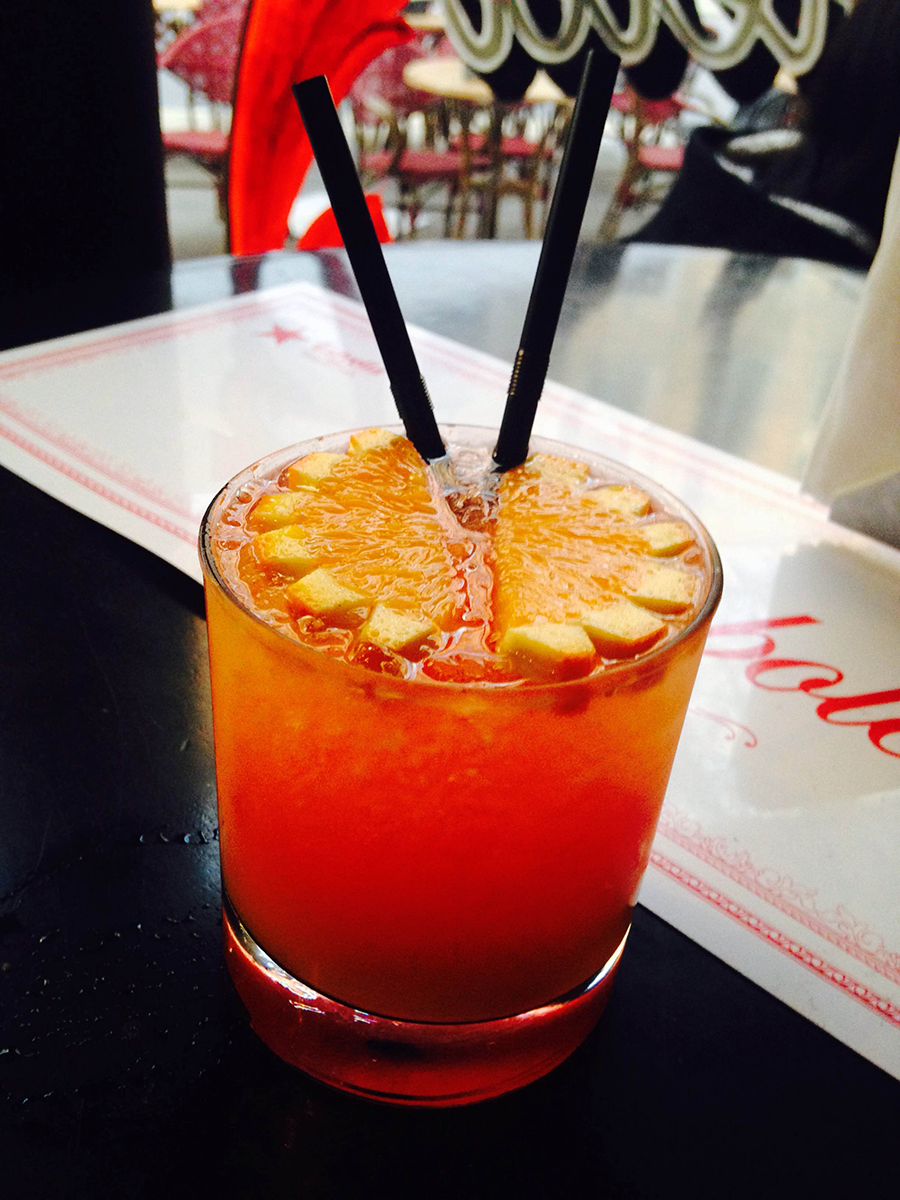 Esta noche lúcete con un clásico italiano: un Negroni estilo mediterráneo en #Mamboleta, ¡no hay quién resista!