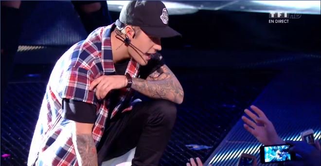 fan2fr's tweet photo. #JustinBieber interprète son single #WhatDoYouMean aux #NMA2015 et c'est à ne PAS louper > https://t.co/hFHDXfgIDJ https://t.co/f3D1KDdqfM
