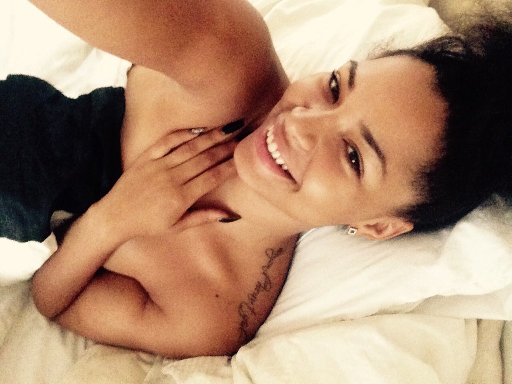 Hisladyplug's tweet image. #sweatpants#withnomakeupon that's when you the prettiest 💋😍