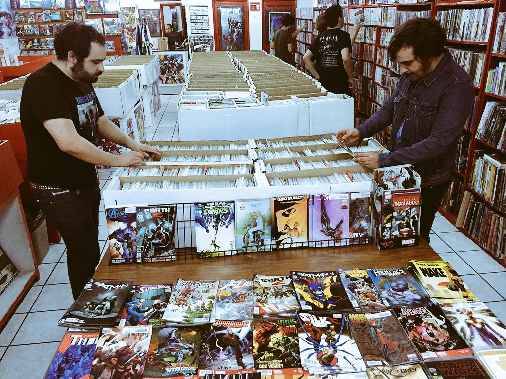 enjambremx's tweet photo. La obligada visita de Luis Humberto y Julián a la tienda de cómics. #Guadalajara https://t.co/xJI7tIzSPJ