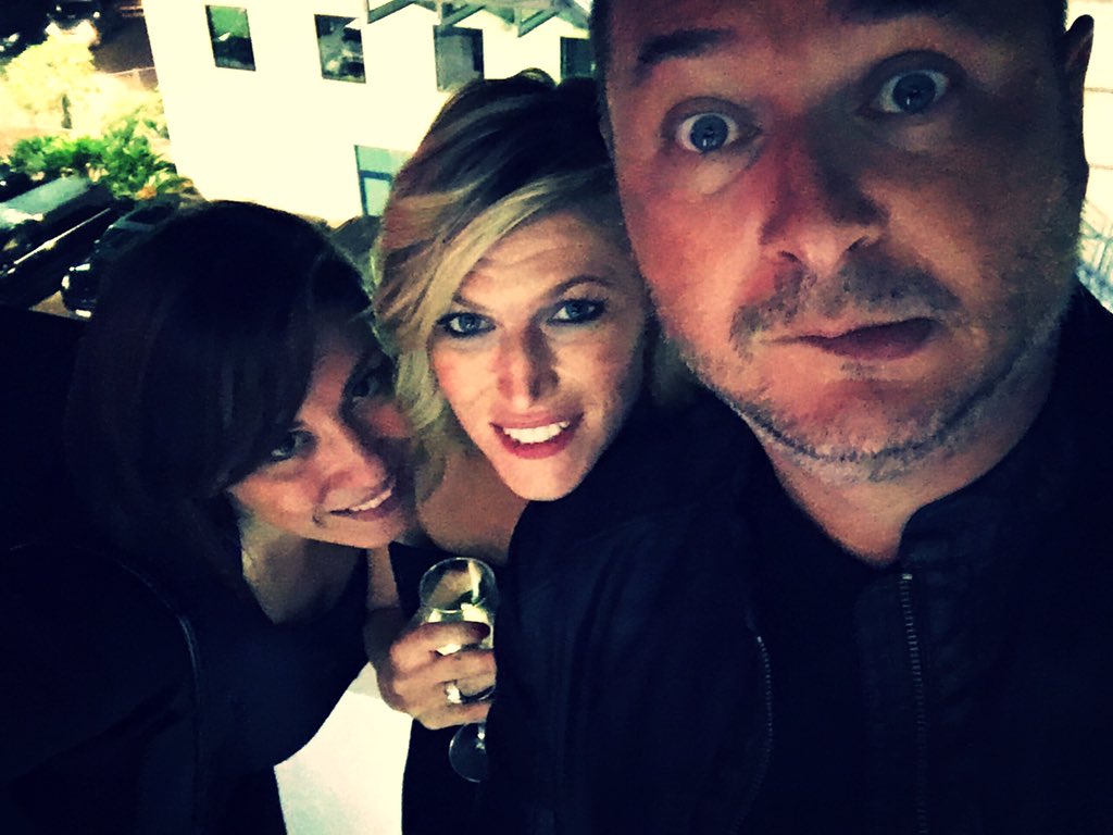 JulieOfficiel26's tweet photo. Bisous des #NMA2015  @cauetofficiel @StefyStouf https://t.co/pO1NyxWCh5
