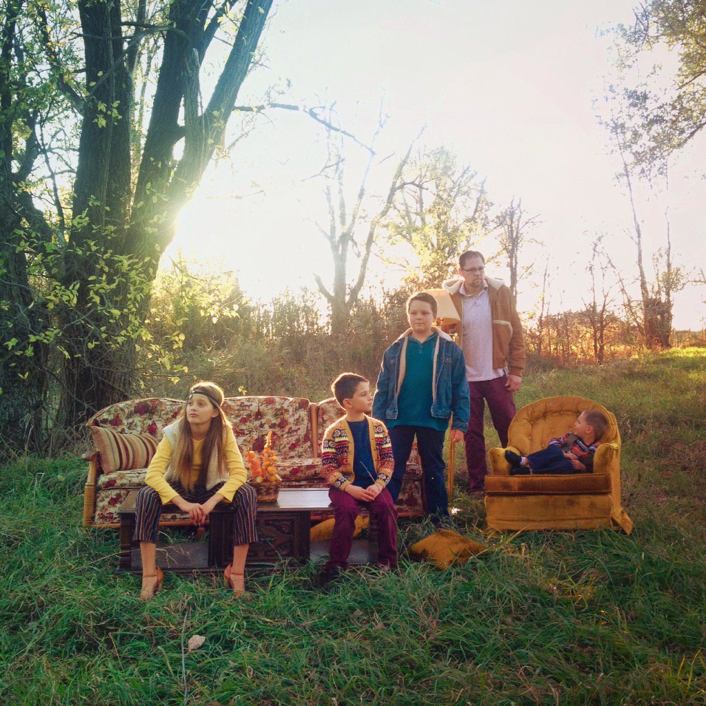 SummerArlint's tweet photo. A sneak of our family session tonight! #photogsfamily #familypictures #70sstyle #80sstyle https://t.co/c90ttqgPYw