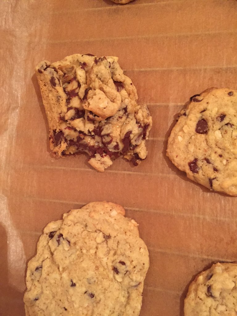 anni_starship's tweet photo. Ich kann mir nicht helfen aber... Das sieht nicht richtig aus... 🤔 #Backfail #latenightbaking https://t.co/4HOqxjjfeF