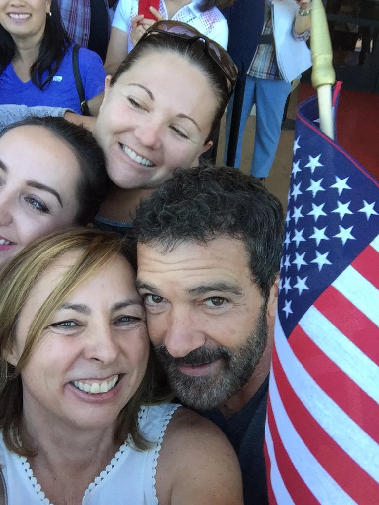 errejon's tweet photo. Con Antonio en San Diego! #33 #banderas @antoniobanderas https://t.co/qhcLppx89F