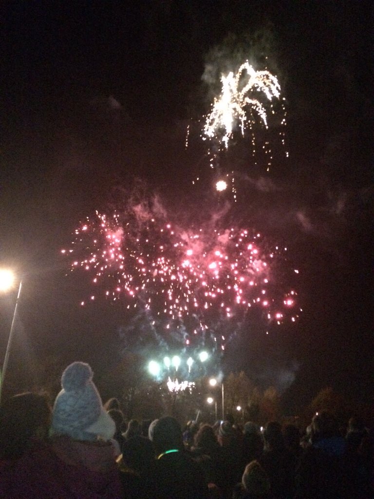 Raven_Witch_'s tweet photo. @SolihullUpdates just a couple from the fireworks at Tudor grange tonight https://t.co/FfBFLSMYH3