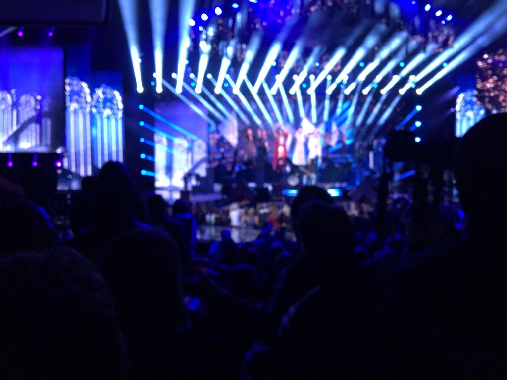 cauetofficiel's tweet photo. Live #NMA https://t.co/MIniKJSsSL