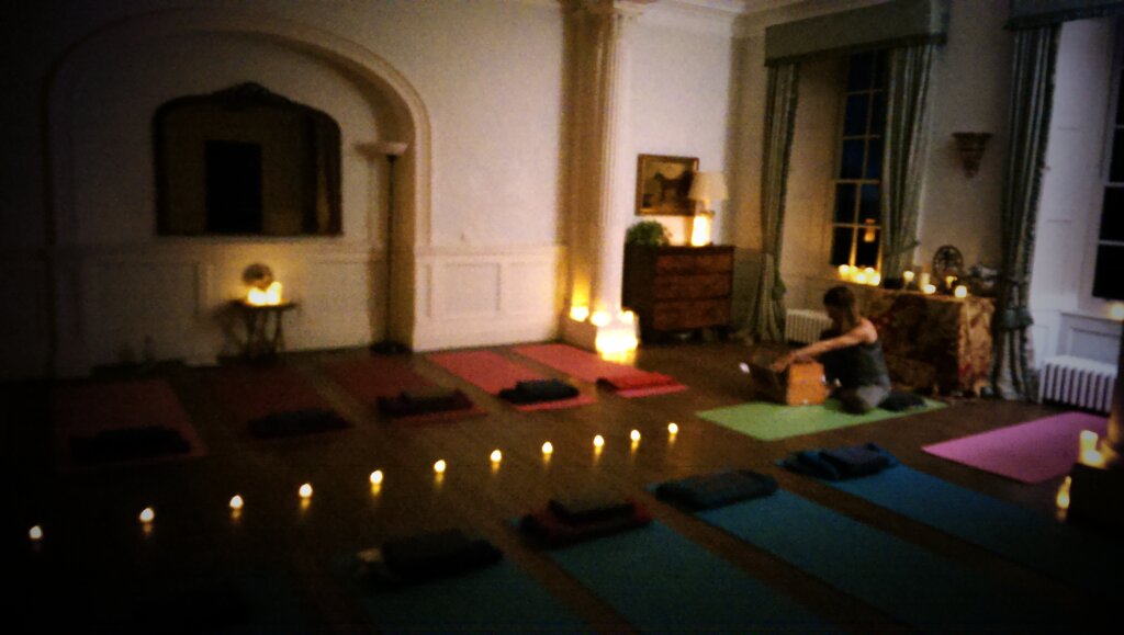 PoundonHouse's tweet photo. Beautiful #candlelit #yin #yoga with @mischavarmuza #AutumnLight, such an honour to have this #beautiful yogi here https://t.co/zeijBFv0lk