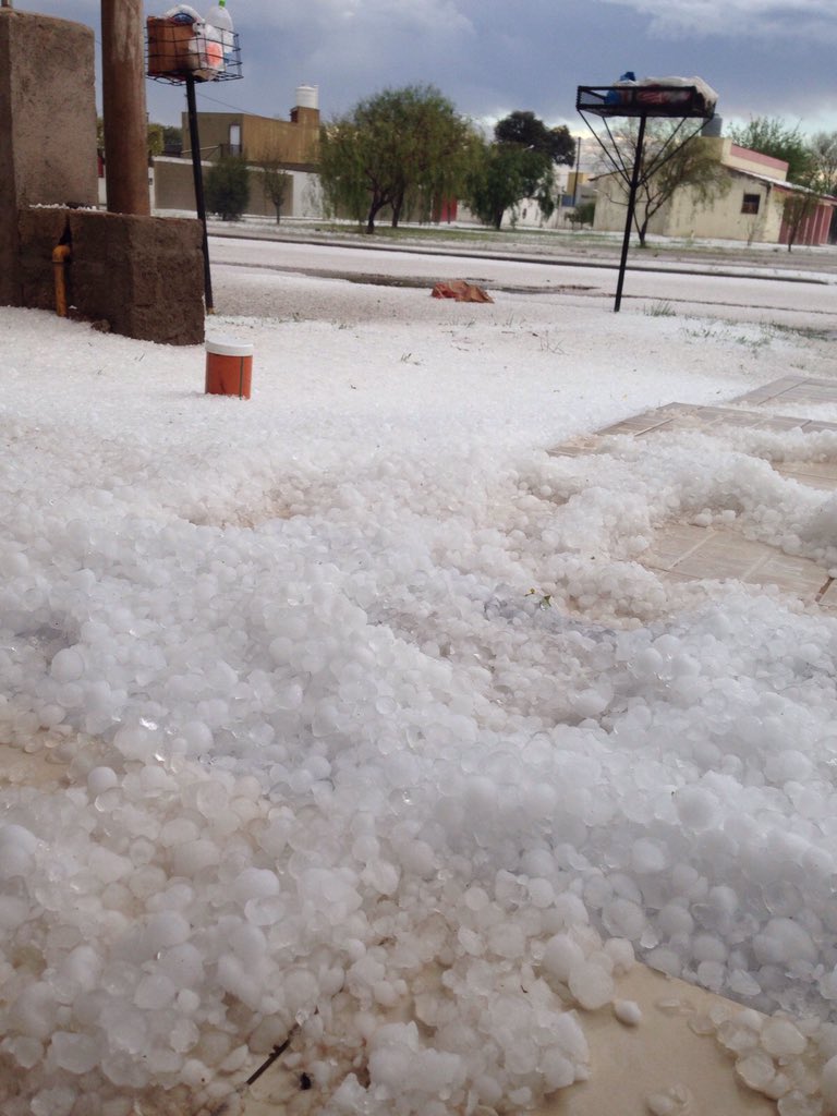 Elshowtv's tweet photo. Sin energía eléctrica en gran parte de la zona sur. Mucha piedra y fuerte viento. https://t.co/pWMAYypBcD