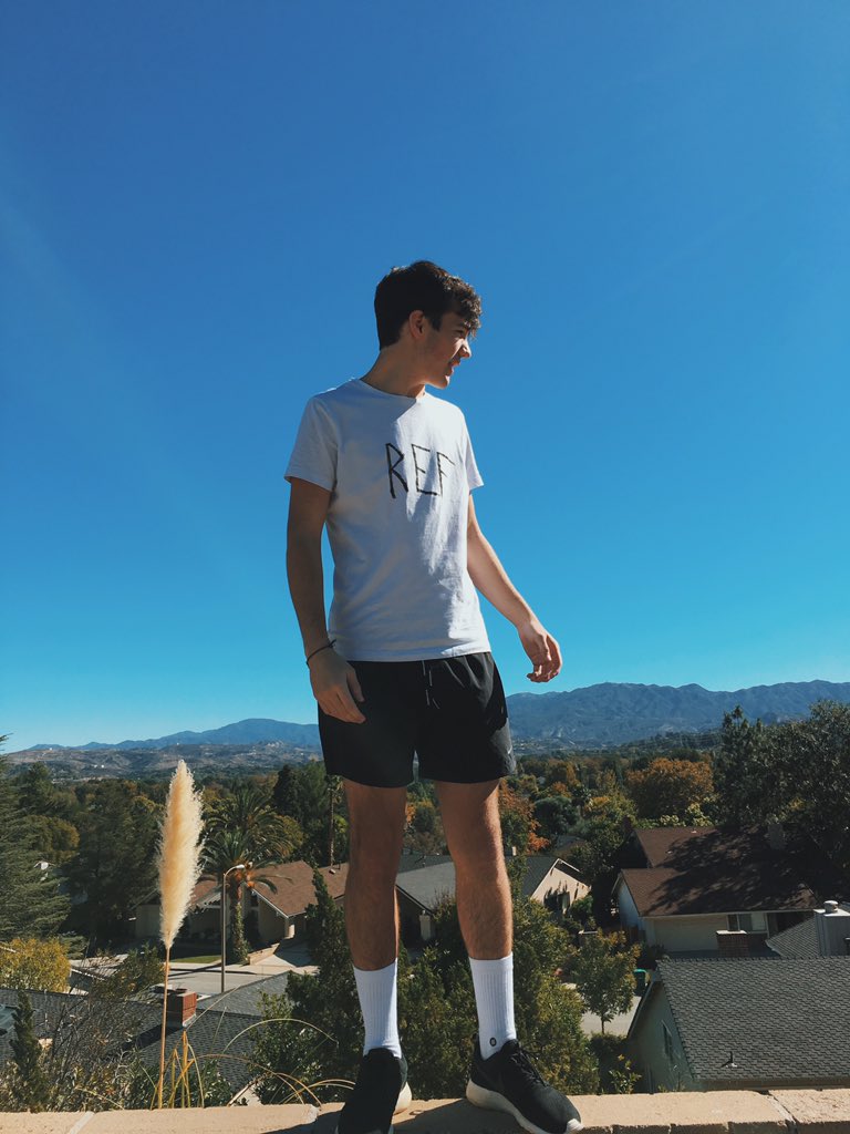 AaronCarpenter's tweet photo. IM THE REF https://t.co/ruiiJgxt5W