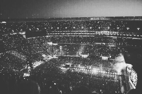 sextingloueh's tweet photo. "WE CAN LIVE FOREVER" 

*TEARS* 

#6DaysTillMITAM 
#UKVOTY1D https://t.co/UwgOwz9cNK