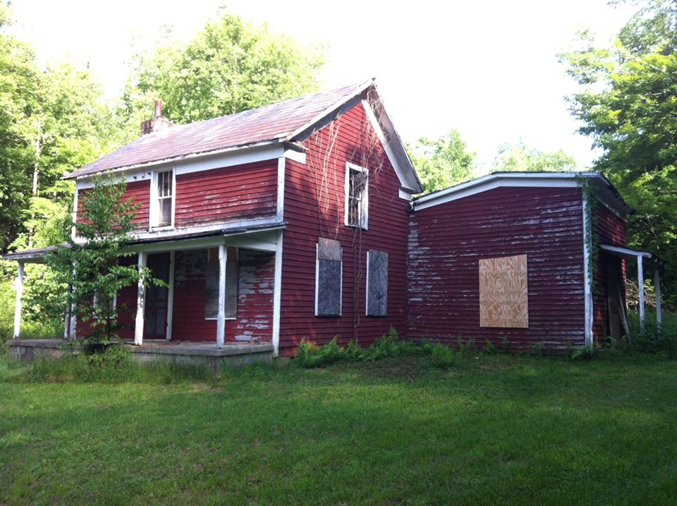 BarnwoodTV's tweet photo. There's a dang good surprise under all that red siding! New episode tomorrow night! #BarnwoodBuilders @DIYNetwork https://t.co/N2AZkUfWNS