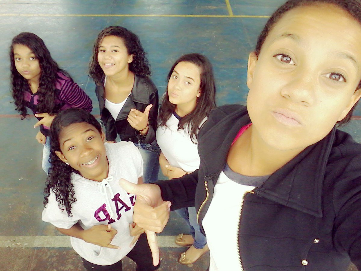 luanamatos2003's tweet photo. Minha feiurinhas #naescola #curtindoaaulavaga https://t.co/TII6l9B3V6