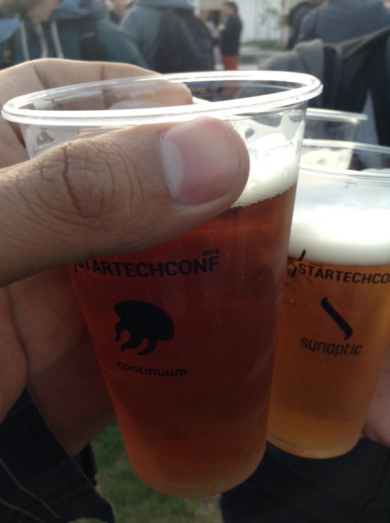 piscolomo's tweet photo. Las chelas las pone continuum y synaptic #startechconf https://t.co/B6LDwAycGl