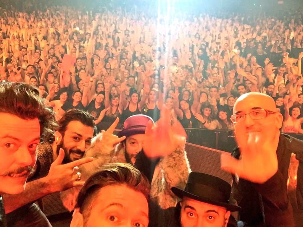 Negramaro's tweet photo. Due lune senza fine... Grazie #firenze!!! #LRSATour2015 siete stati immensi!!! Energia pura per #larivoluzione https://t.co/2NOEhUMfbX
