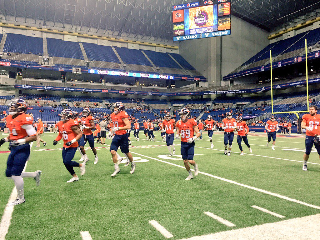 UTSA's tweet photo. Let's go 'Runners! 30 mins until game time! #UTSA #UTSAHC15 https://t.co/gjop169s17