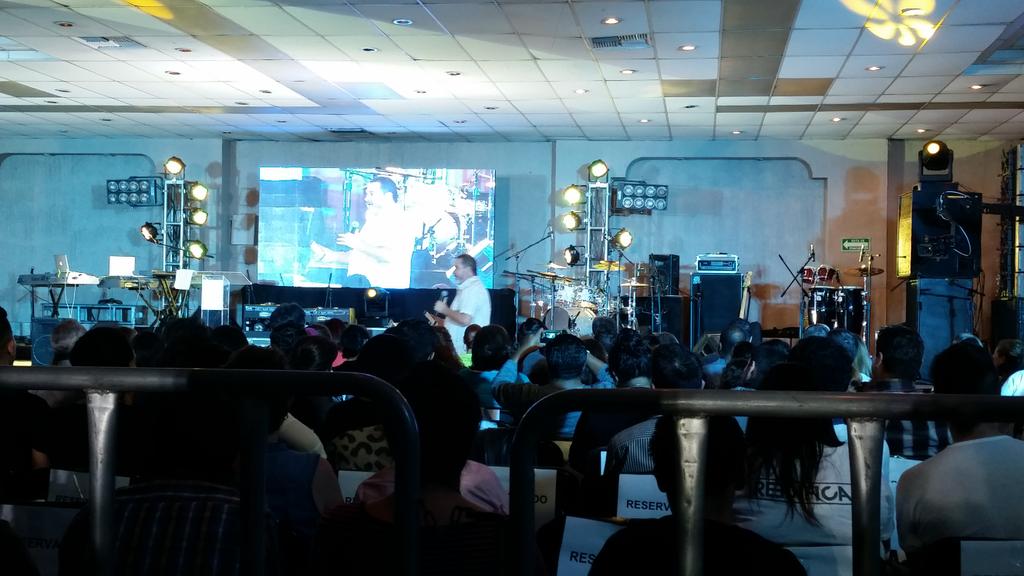 Reedifica's tweet photo. Inicia conferencia Lino López en #Reedifica2015 #reedifica https://t.co/bu6NtTX4KR