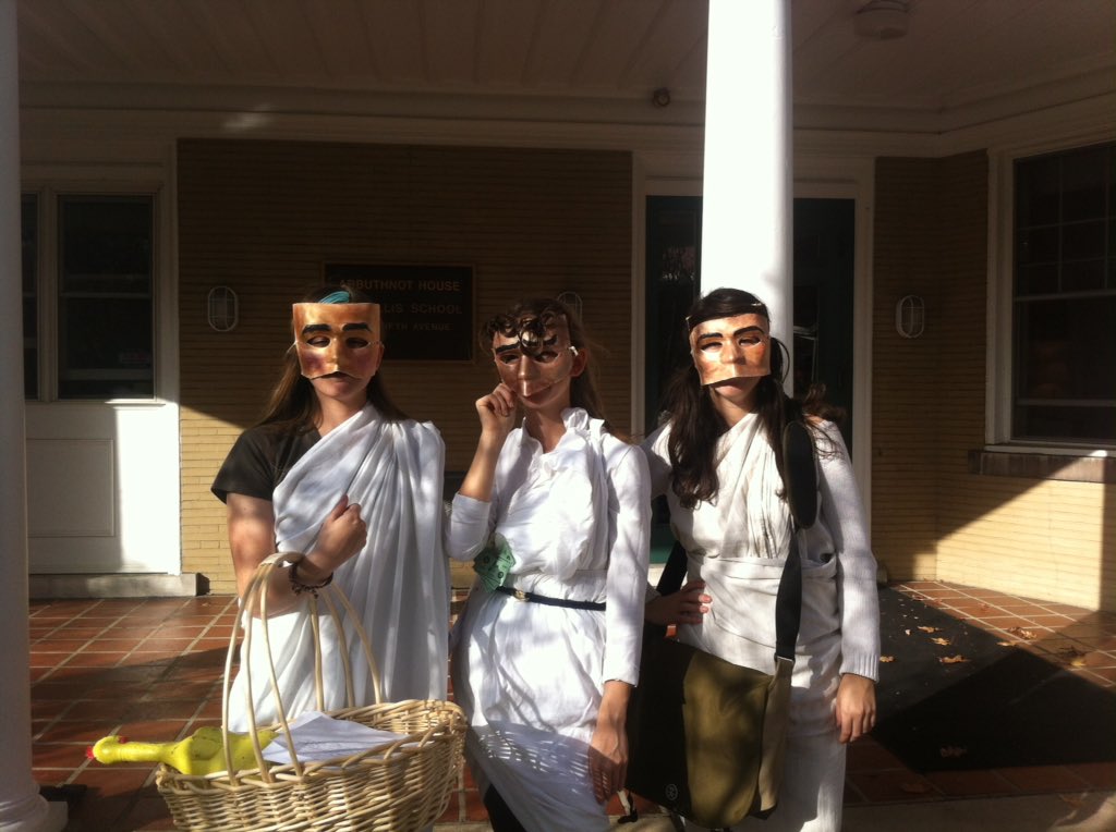EllisLatin's tweet photo. Advanced Latin Seminar recreates scenes from the Menaechmi in authentic masks of their own design#ellisgirl https://t.co/gl1HIwBec3