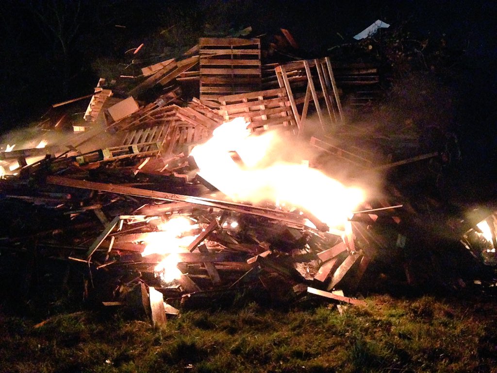 beaconsfield's tweet photo. RT @amandajhart: I was honoured to be asked to help light the bonfire tonight! #bfd2015 #Beaconsfield https://t.co/rwSdUbQsje